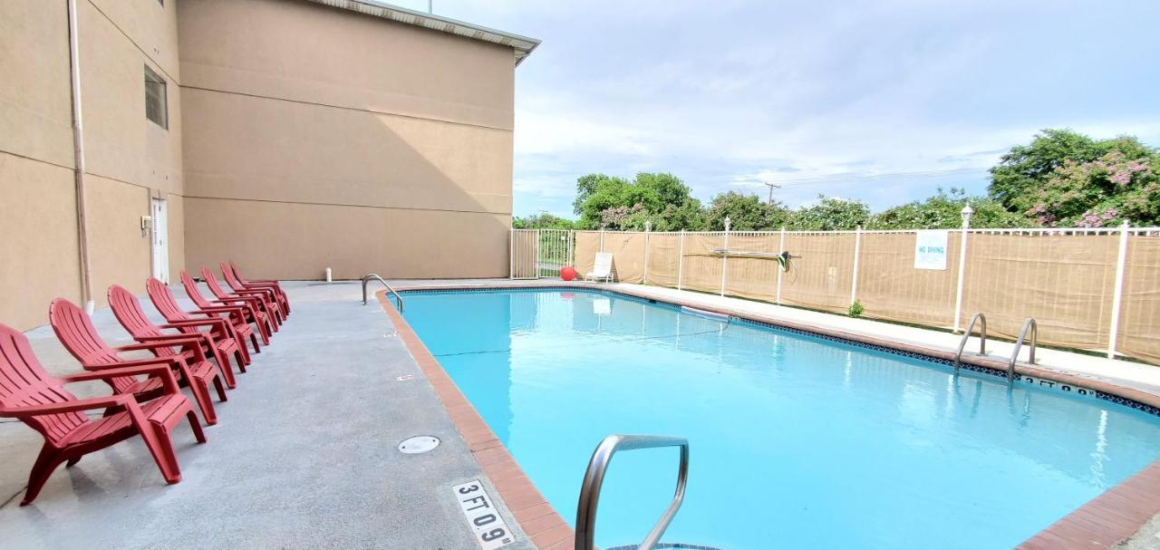 Super 8 By Wyndham Temple I-35 Hotel Exterior foto