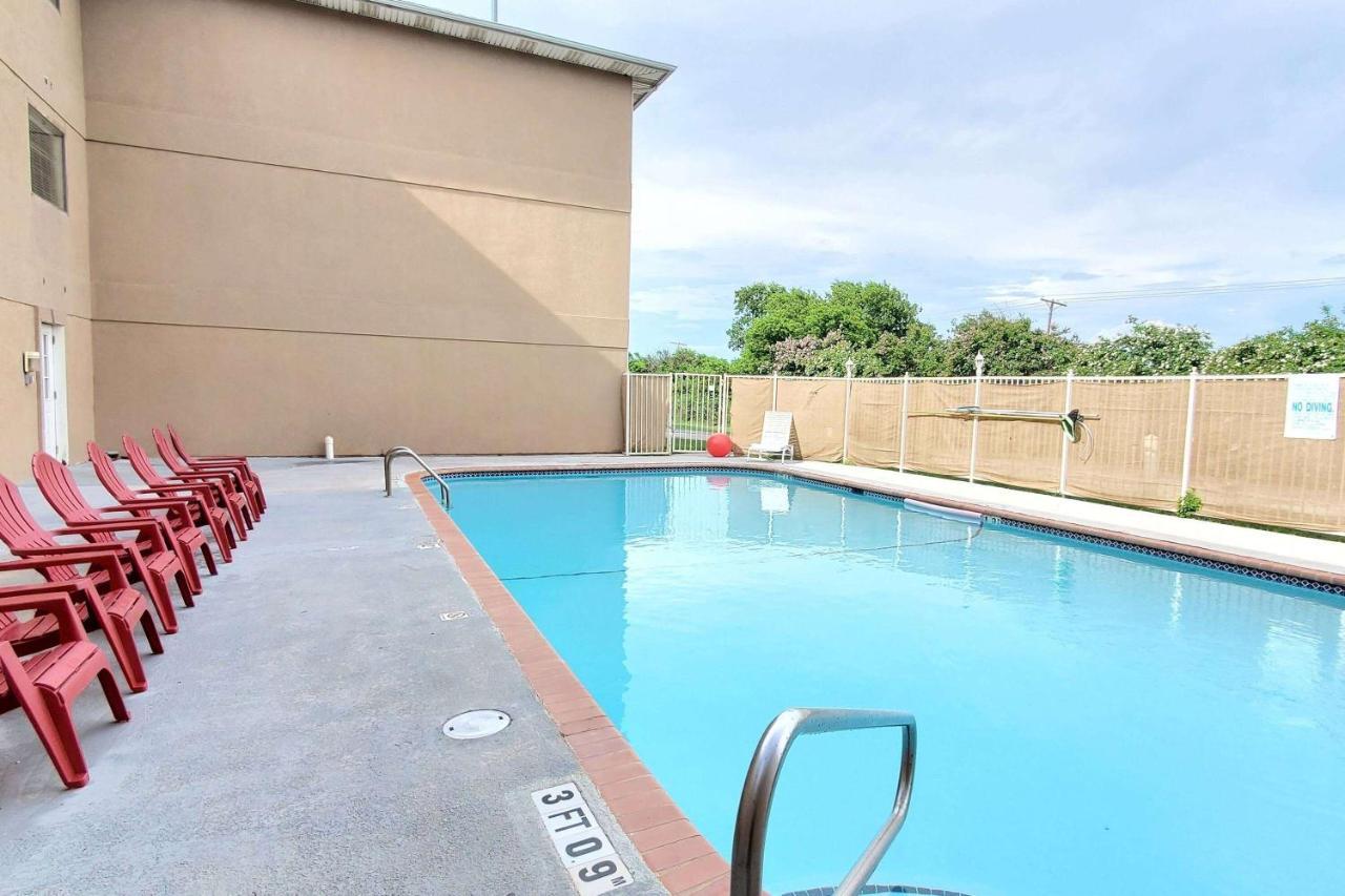 Super 8 By Wyndham Temple I-35 Hotel Exterior foto